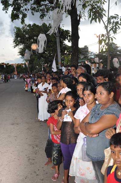 Air Force Commander switches on lights at the Gangarama Vesak Kalapaya