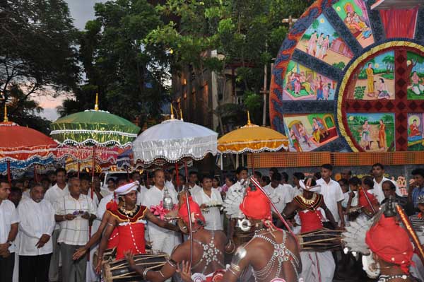 Air Force Commander switches on lights at the Gangarama Vesak Kalapaya