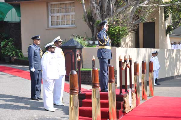 Air Force Commander visits Navy Commander