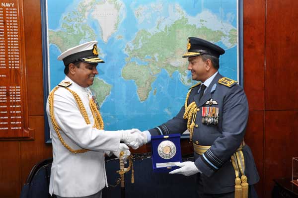 Air Force Commander visits Navy Commander