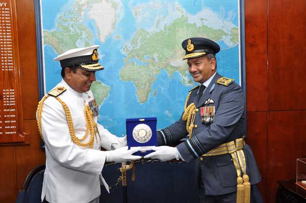 Air Force Commander visits Navy Commander
