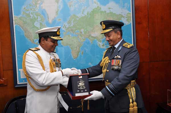 Air Force Commander visits Navy Commander
