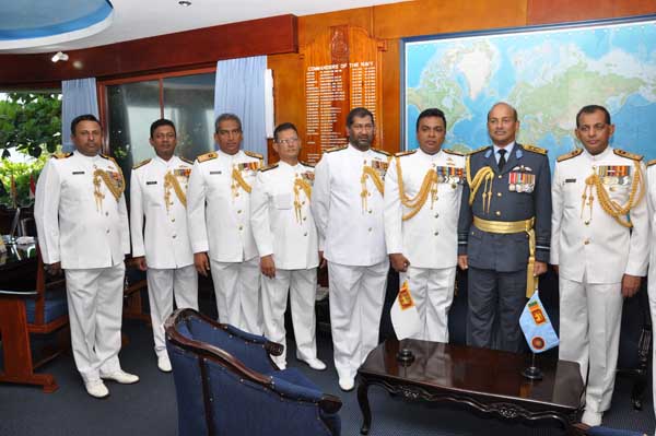 Air Force Commander visits Navy Commander