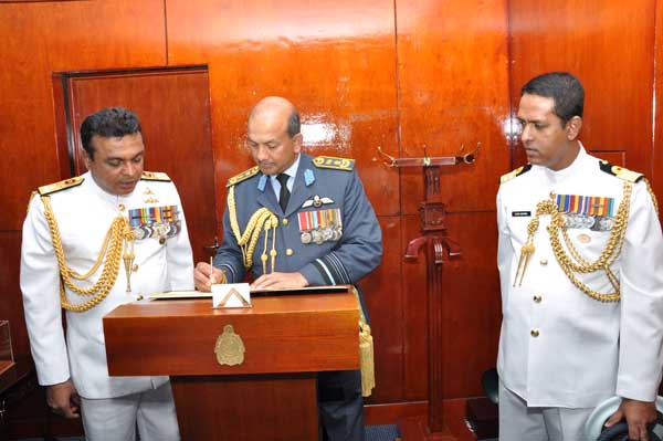Air Force Commander visits Navy Commander