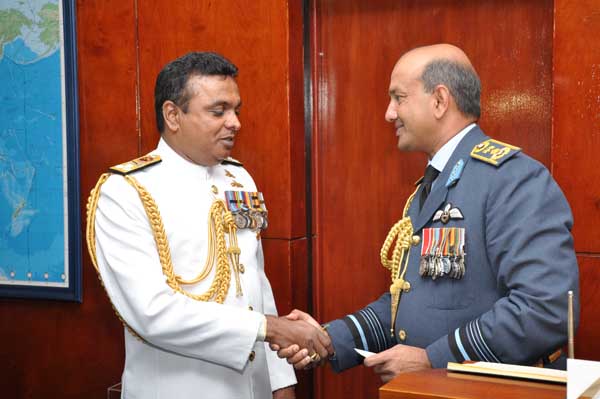 Air Force Commander visits Navy Commander