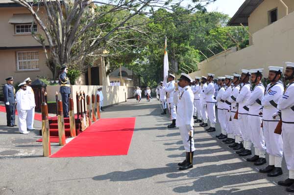 Air Force Commander visits Navy Commander