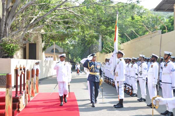 Air Force Commander visits Navy Commander