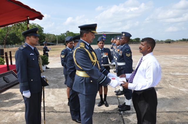 ගුවන් හමුදාපතිතුමන් අනුරාධපුර කඳවුරේ වාර්ෂික පරීක්ෂනය සිදුකරයි