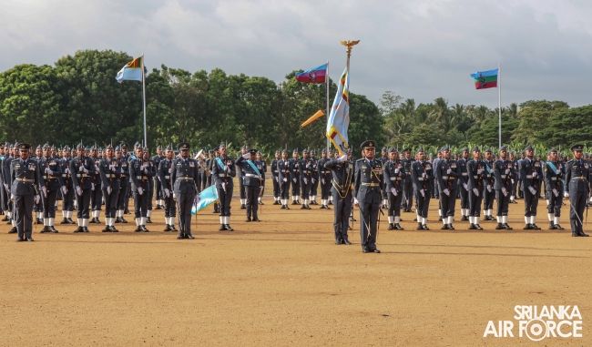 COMMANDER'S
INSPECTION AT SLAF BASE ANURADHAPURA