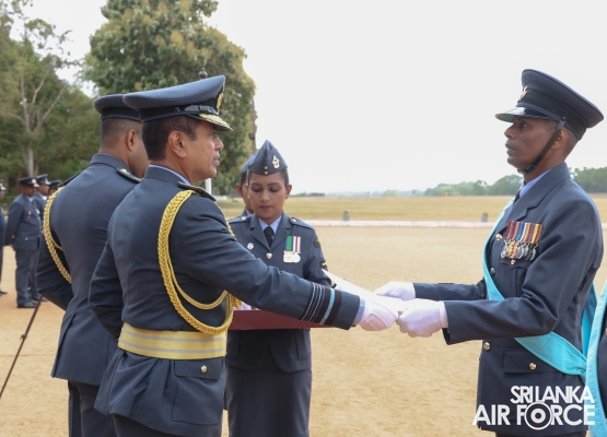 COMMANDER'S
INSPECTION AT SLAF BASE ANURADHAPURA