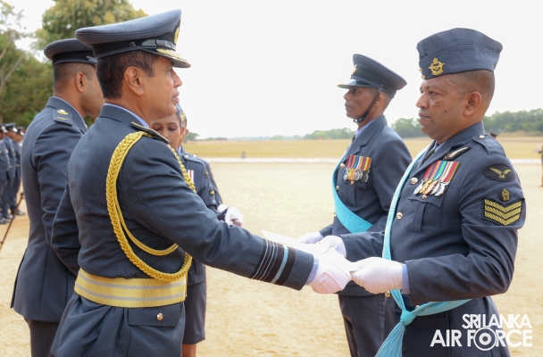 COMMANDER'S
INSPECTION AT SLAF BASE ANURADHAPURA