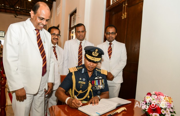 ANANDA COLLEGE FELICITATES THE COMMANDER OF THE AIR FORCE
