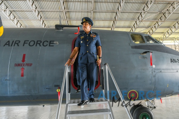 COMMANDER'S INSPECTION OF SLAF BASE KATUNAYAKE