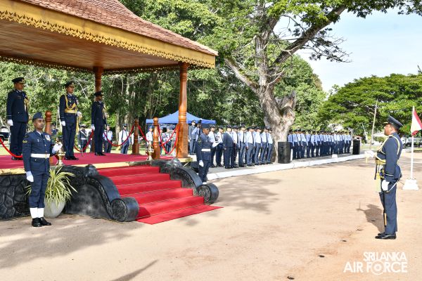 COMMANDER’S INSPECTION OF SLAF BASE KATUNAYAKE