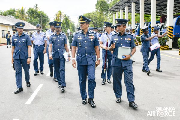 COMMANDER’S INSPECTION OF SLAF BASE KATUNAYAKE