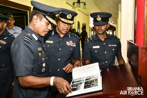 COMMANDER’S INSPECTION OF SLAF BASE KATUNAYAKE