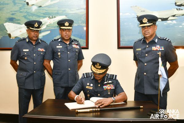 COMMANDER’S INSPECTION OF SLAF BASE KATUNAYAKE