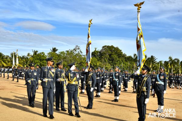 COMMANDER’S INSPECTION OF SLAF BASE KATUNAYAKE