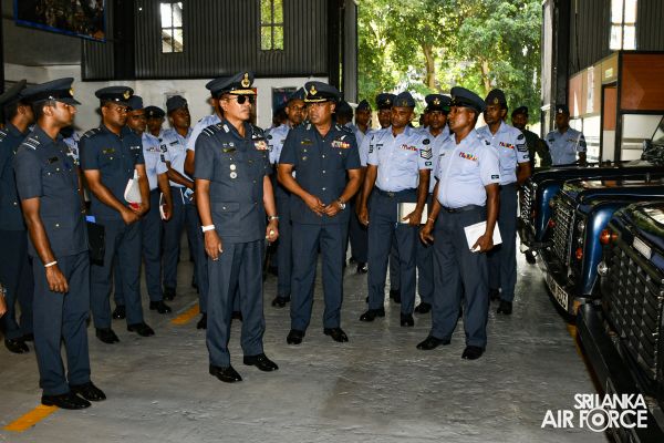 COMMANDER’S INSPECTION OF SLAF BASE KATUNAYAKE