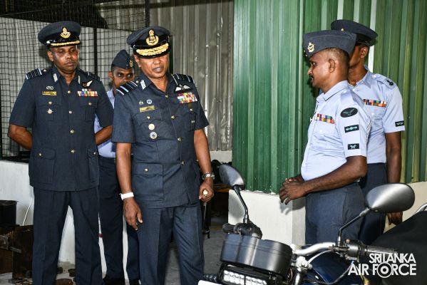 COMMANDER’S INSPECTION OF SLAF BASE KATUNAYAKE