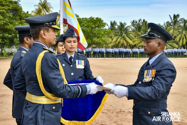 COMMANDER’S INSPECTION OF SLAF BASE KATUNAYAKE