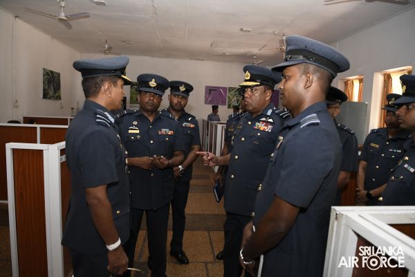 COMMANDER’S INSPECTION OF SLAF BASE KATUNAYAKE