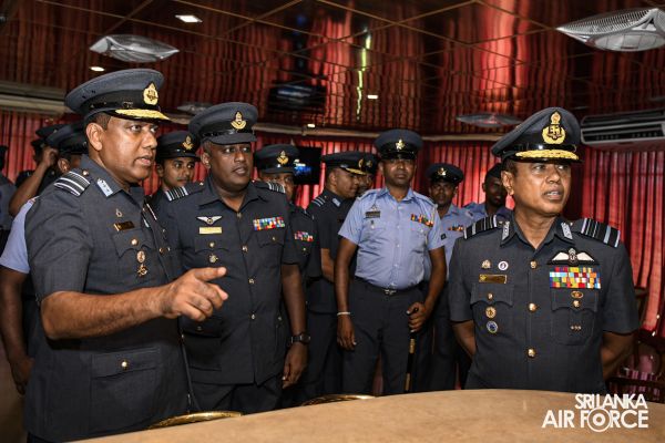 COMMANDER’S INSPECTION OF SLAF BASE KATUNAYAKE