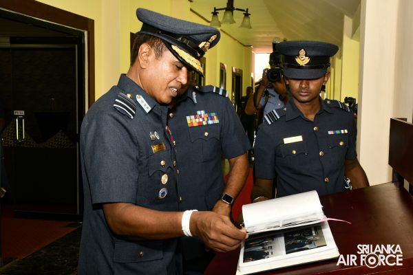 COMMANDER’S INSPECTION OF SLAF BASE KATUNAYAKE