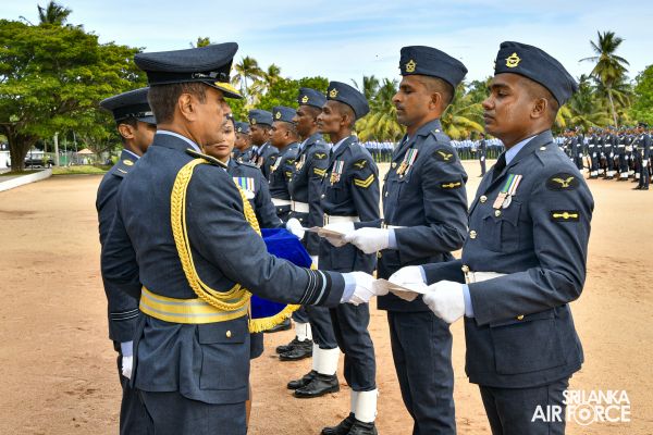 COMMANDER’S INSPECTION OF SLAF BASE KATUNAYAKE