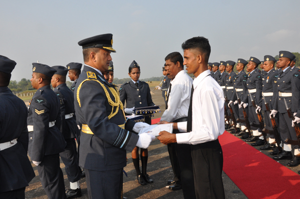 ගුවන් හමුදාධිපති තූමන් වවුනියා කදවුරේ වාර්ෂික පරීක්ෂණය සිදුකරයි