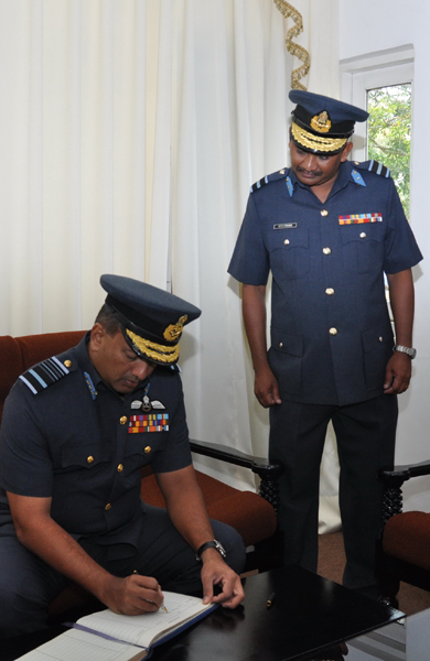 ගුවන් හමුදාධිපති තූමන් වවුනියා කදවුරේ වාර්ෂික පරීක්ෂණය සිදුකරයි