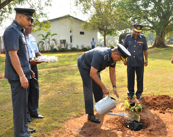 ගුවන් හමුදාධිපති තූමන් වවුනියා කදවුරේ වාර්ෂික පරීක්ෂණය සිදුකරයි
