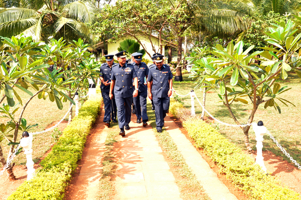 ගුවන් හමුදාධිපති තූමන් වවුනියා කදවුරේ වාර්ෂික පරීක්ෂණය සිදුකරයි