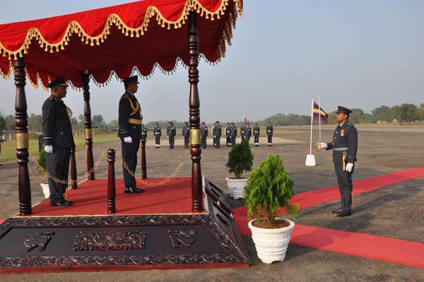 ගුවන් හමුදාධිපති තූමන් වවුනියා කදවුරේ වාර්ෂික පරීක්ෂණය සිදුකරයි