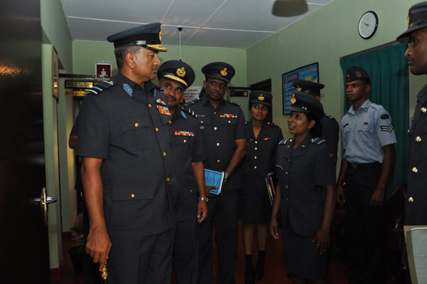ගුවන් හමුදාධිපති තූමන් වවුනියා කදවුරේ වාර්ෂික පරීක්ෂණය සිදුකරයි