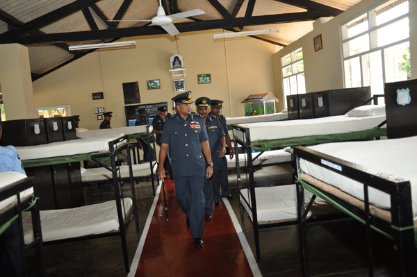 ගුවන් හමුදාධිපති තූමන් වවුනියා කදවුරේ වාර්ෂික පරීක්ෂණය සිදුකරයි