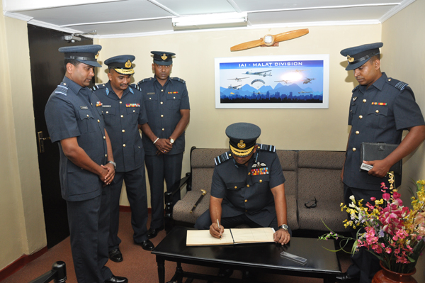 ගුවන් හමුදාධිපති තූමන් වවුනියා කදවුරේ වාර්ෂික පරීක්ෂණය සිදුකරයි