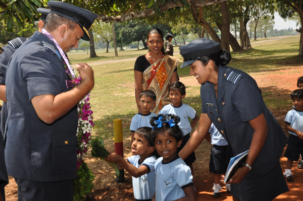 ගුවන් හමුදාධිපති තූමන් වවුනියා කදවුරේ වාර්ෂික පරීක්ෂණය සිදුකරයි