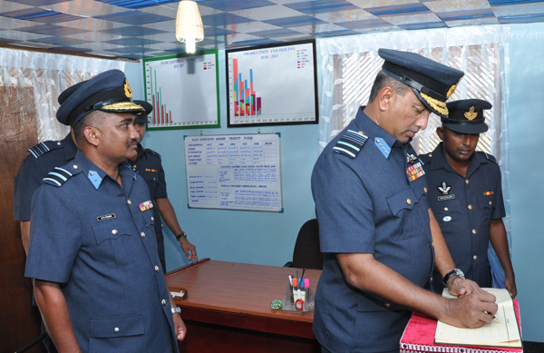 ගුවන් හමුදාධිපති තූමන් වවුනියා කදවුරේ වාර්ෂික පරීක්ෂණය සිදුකරයි