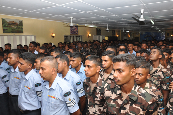 ගුවන් හමුදාධිපති තූමන් වවුනියා කදවුරේ වාර්ෂික පරීක්ෂණය සිදුකරයි
