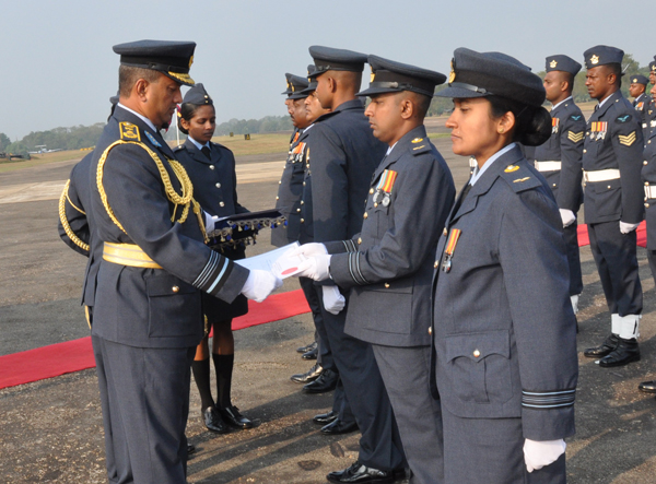 ගුවන් හමුදාධිපති තූමන් වවුනියා කදවුරේ වාර්ෂික පරීක්ෂණය සිදුකරයි