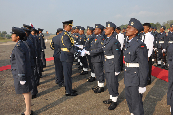 ගුවන් හමුදාධිපති තූමන් වවුනියා කදවුරේ වාර්ෂික පරීක්ෂණය සිදුකරයි