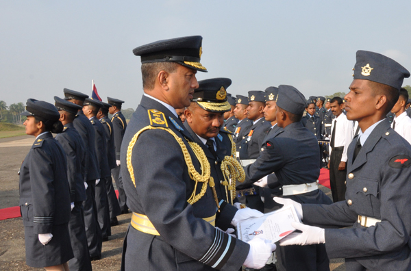 ගුවන් හමුදාධිපති තූමන් වවුනියා කදවුරේ වාර්ෂික පරීක්ෂණය සිදුකරයි