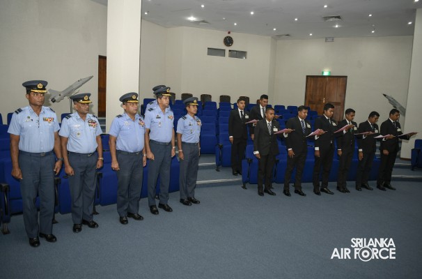 NEWLY ENLISTED STUDENT OFFICERS TAKE OATHS