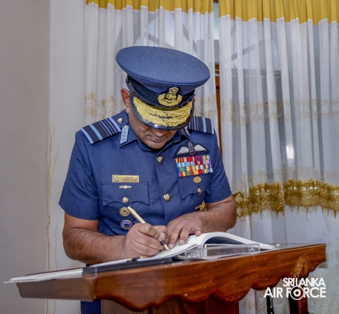 COMMANDER
VISITS ARCHBISHOP OF COLOMBO