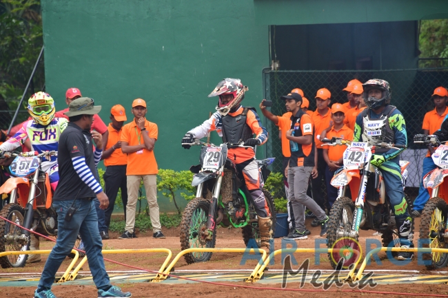 SLAF Rider Madura Peiris Wins Army Commander Challenge Trophy at Vijayabahu Motorcross 2019