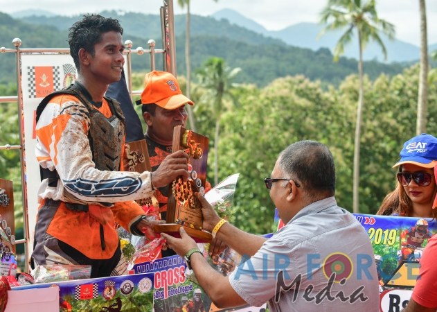 SLAF Rider Madura Peiris Wins Army Commander Challenge Trophy at Vijayabahu Motorcross 2019