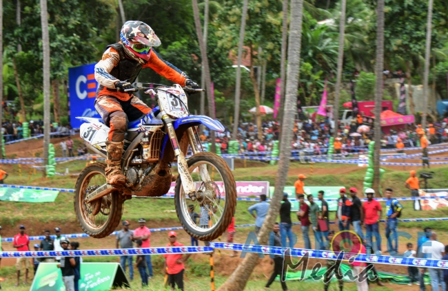 SLAF Rider Madura Peiris Wins Army Commander Challenge Trophy at Vijayabahu Motorcross 2019