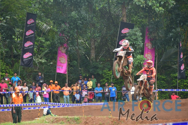SLAF Rider Madura Peiris Wins Army Commander Challenge Trophy at Vijayabahu Motorcross 2019