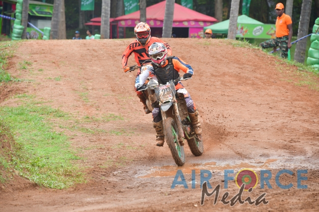 SLAF Rider Madura Peiris Wins Army Commander Challenge Trophy at Vijayabahu Motorcross 2019